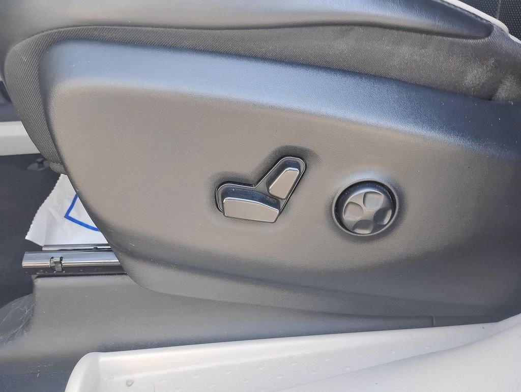 Used 2023 Chrysler Pacifica Limited FWD image 14