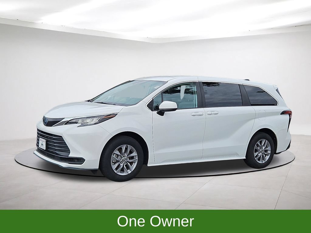 Used 2022 Toyota Sienna LE FWD image 3