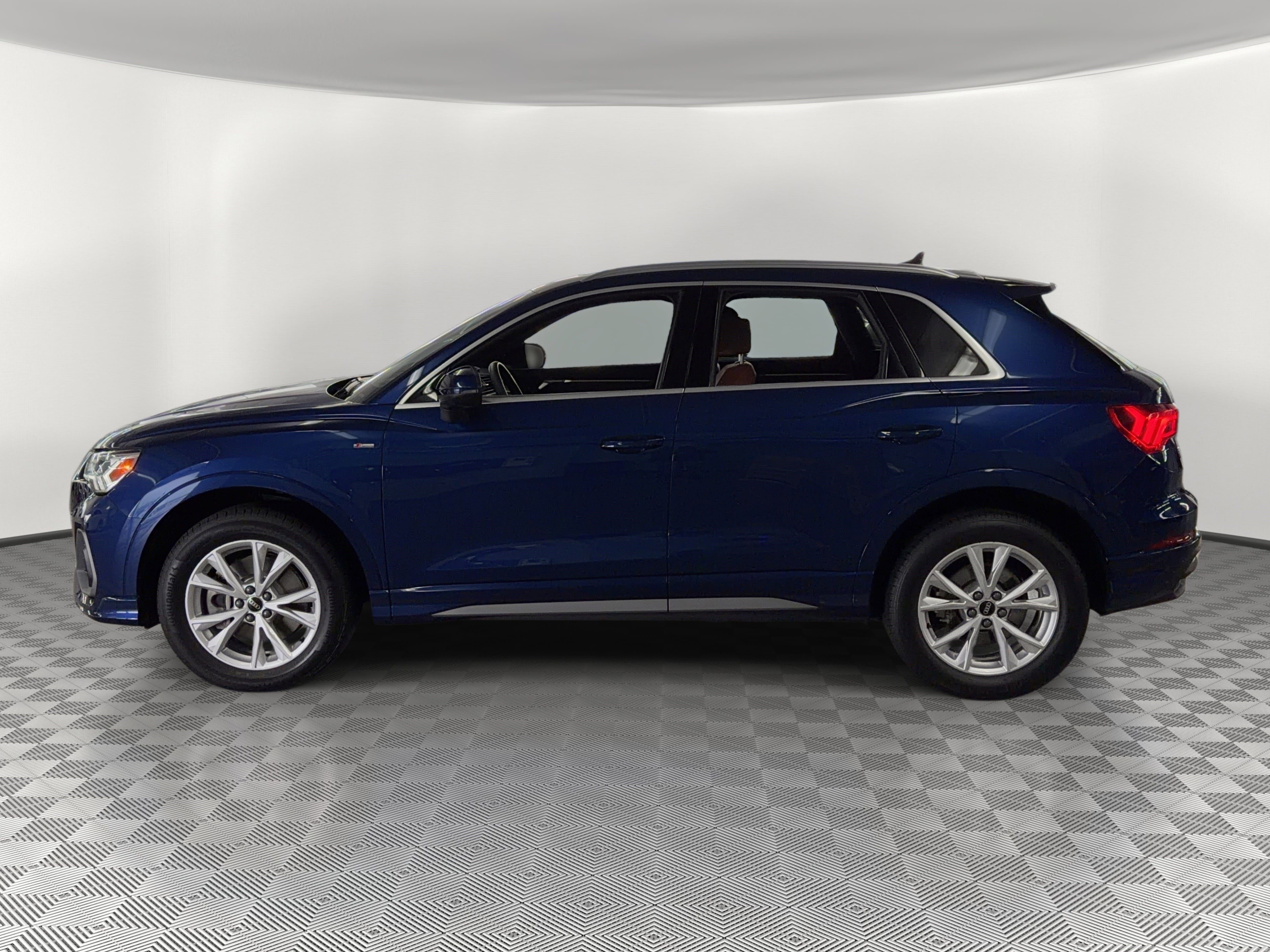 Used 2025 Audi Q3 2.0T Premium w/ Convenience Package image 2