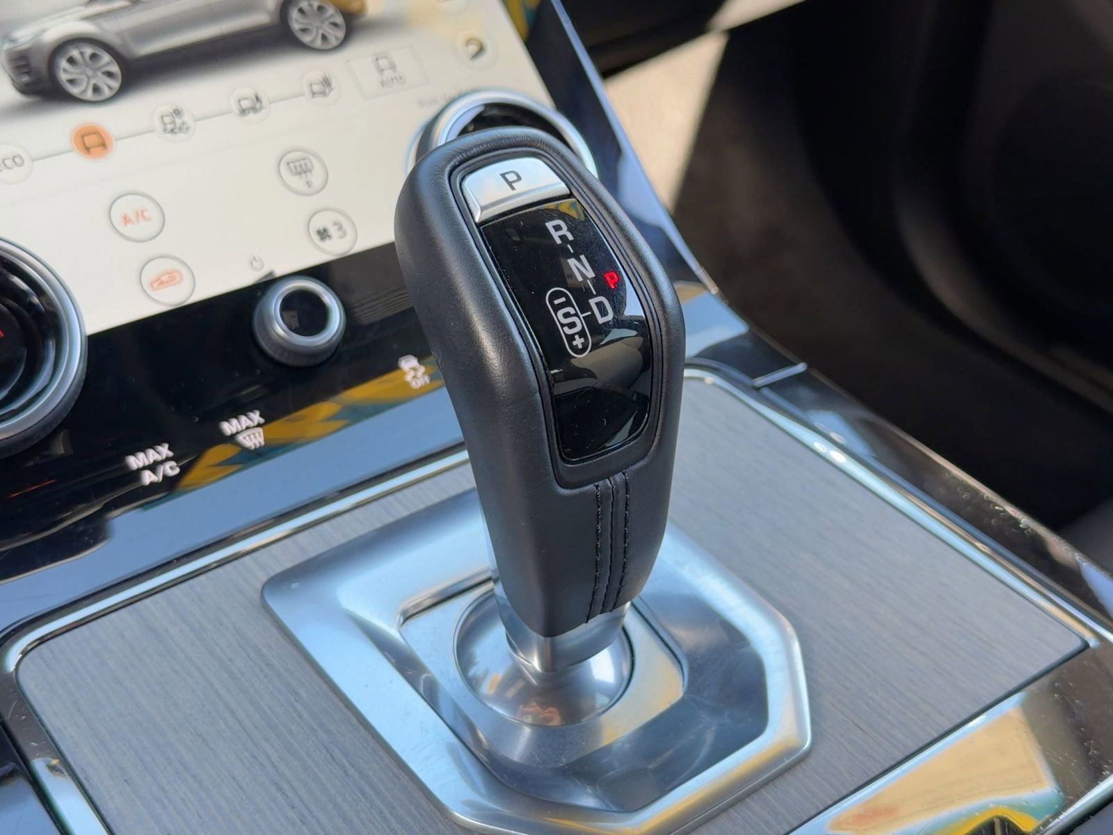 Used 2020 Land Rover Range Rover Evoque R-Dynamic SE image 16