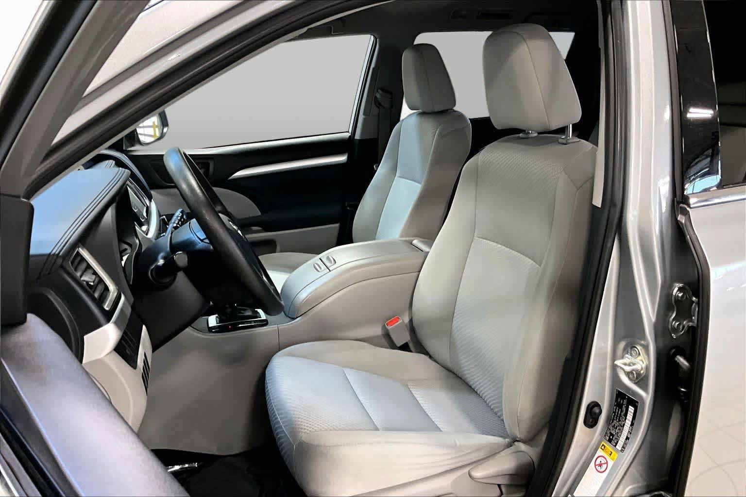 Used 2019 Toyota Highlander LE AWD/4WD image 9
