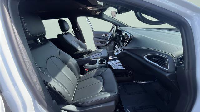 New 2026 Chrysler Pacifica Select AWD/4WD image 28