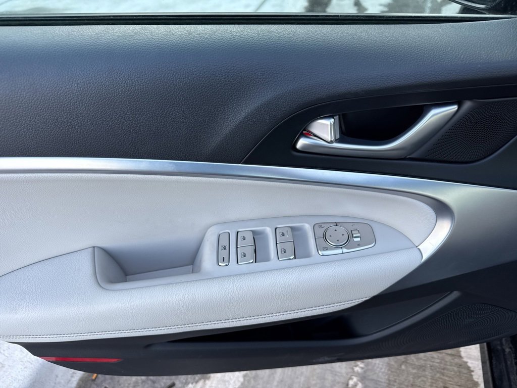 Used 2025 Genesis G70 2.5T image 19