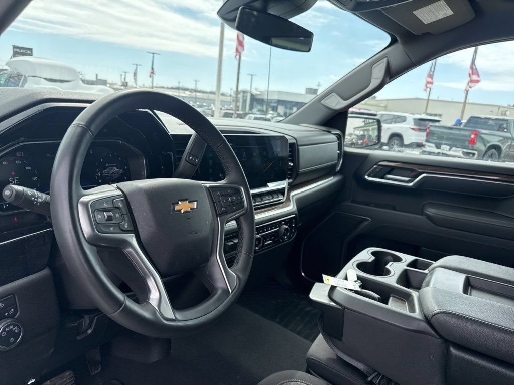 Used 2025 Chevrolet Silverado 1500 LT AWD/4WD image 20