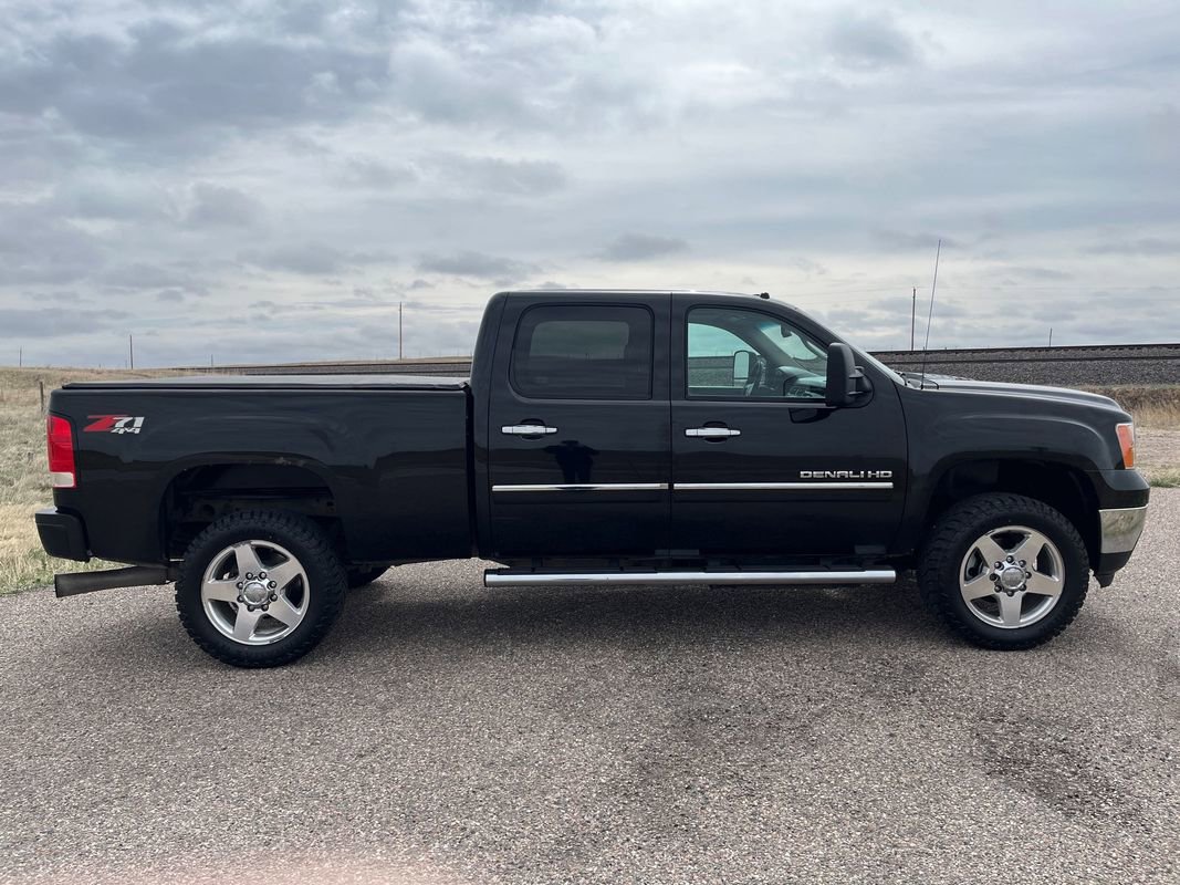 Used 2014 GMC Sierra 2500 Denali w/ Suspension Package, Off-Road image 6