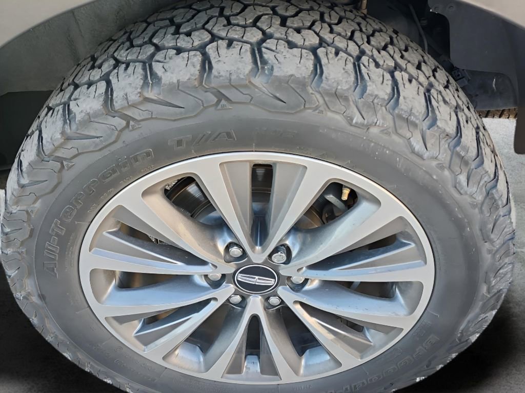 Used 2017 Lincoln Navigator Select image 13