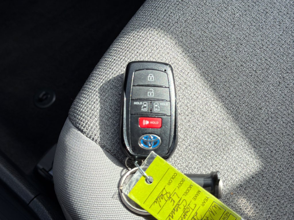Used 2025 Toyota Sienna LE FWD image 27