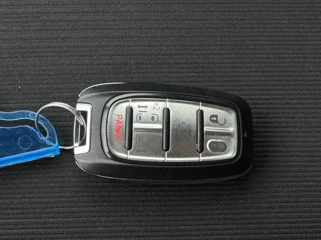 Used 2022 Chrysler Voyager LX image 33