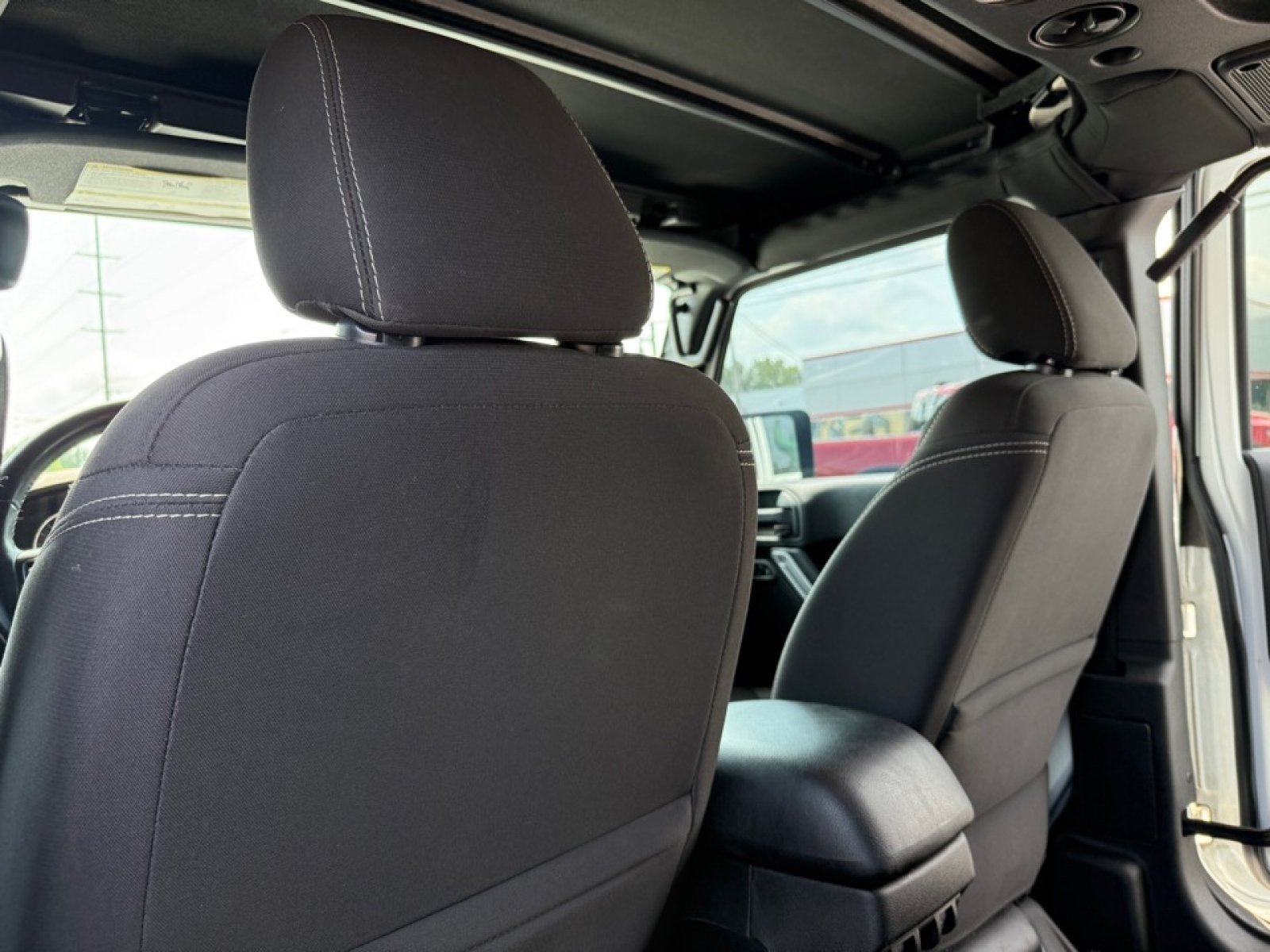 Used 2018 Jeep Wrangler Unlimited Sahara AWD/4WD image 30