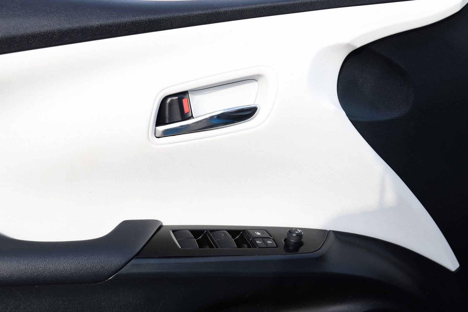 Used 2022 Toyota Prius L Eco image 24