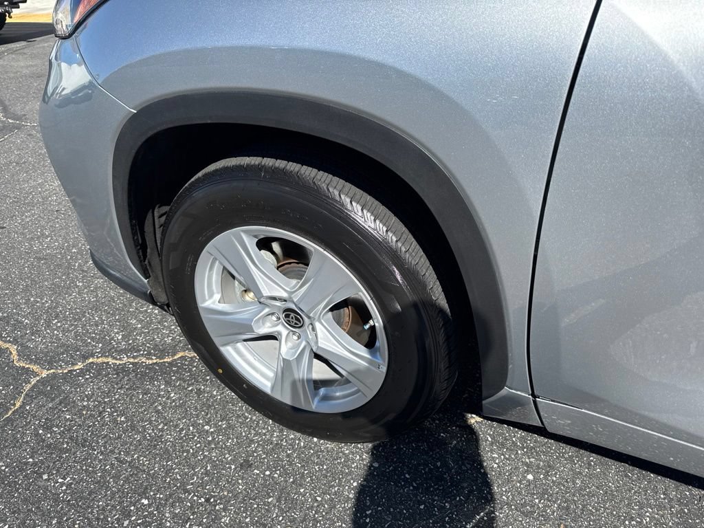 Certified 2025 Toyota Highlander LE FWD image 10