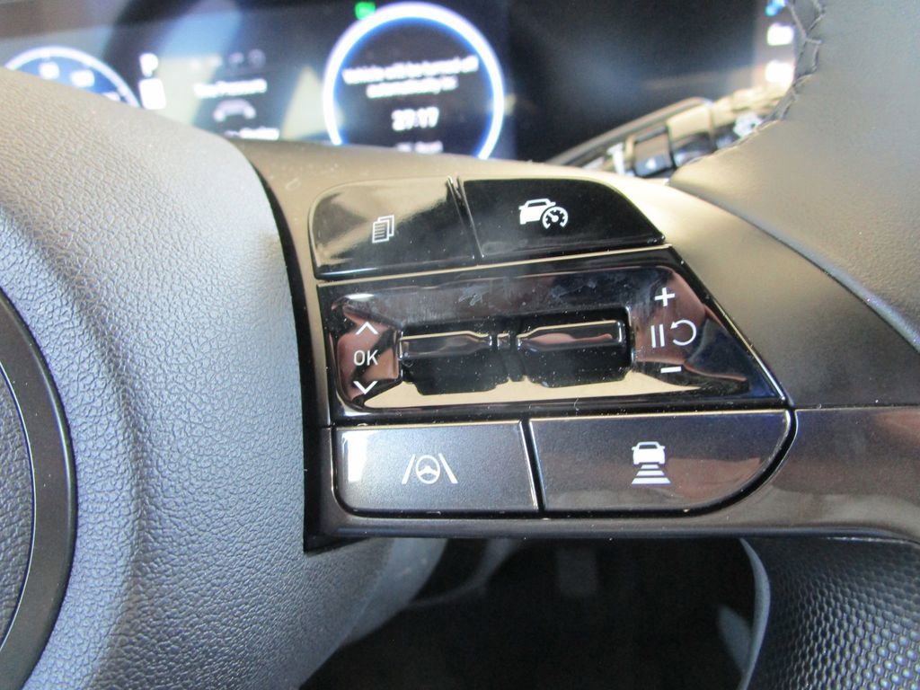 Used 2025 Hyundai Elantra Limited image 33