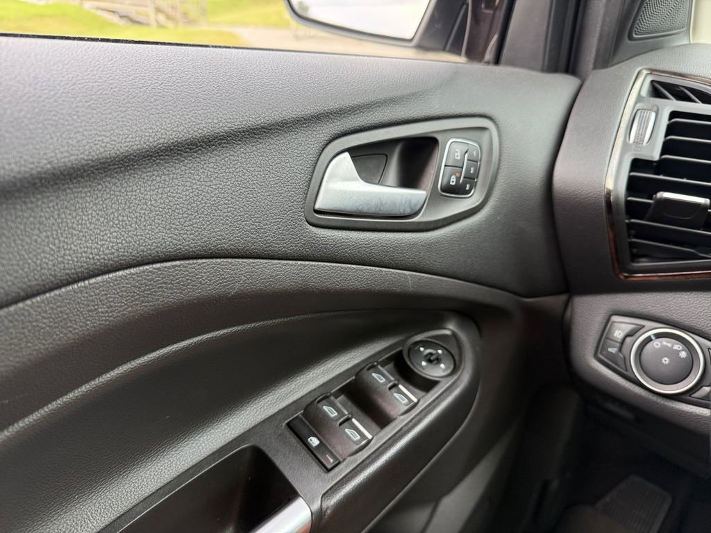 Used 2018 Ford Escape Titanium w/ Ford Safe & Smart Package AWD/4WD image 15