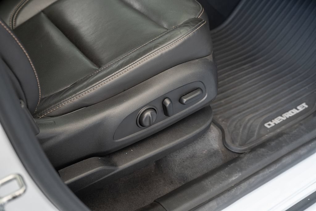 Used 2020 Chevrolet Traverse Premier w/ LPO, Cargo Package FWD image 46