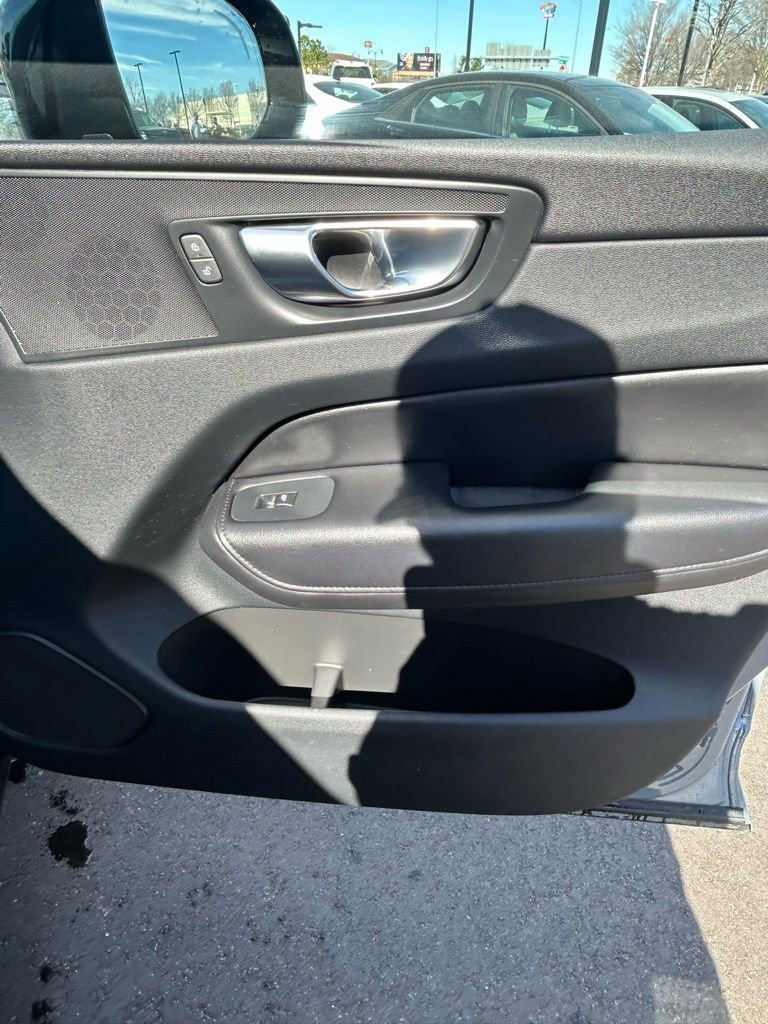 Used 2023 Volvo XC60 B5 Plus image 18