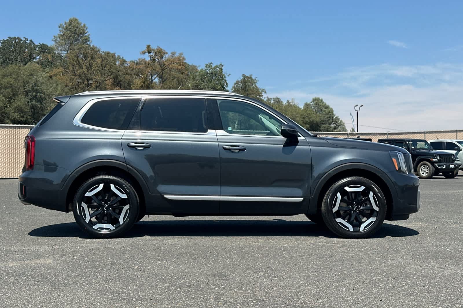 Used 2024 Kia Telluride S AWD/4WD image 2