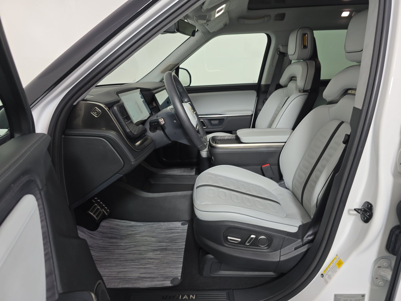 Used 2024 Rivian R1S Adventure Quad AWD/4WD image 20