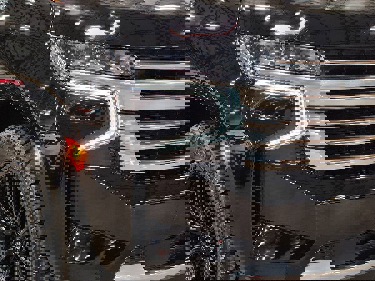 Used 2023 Chevrolet Suburban High Country image 13