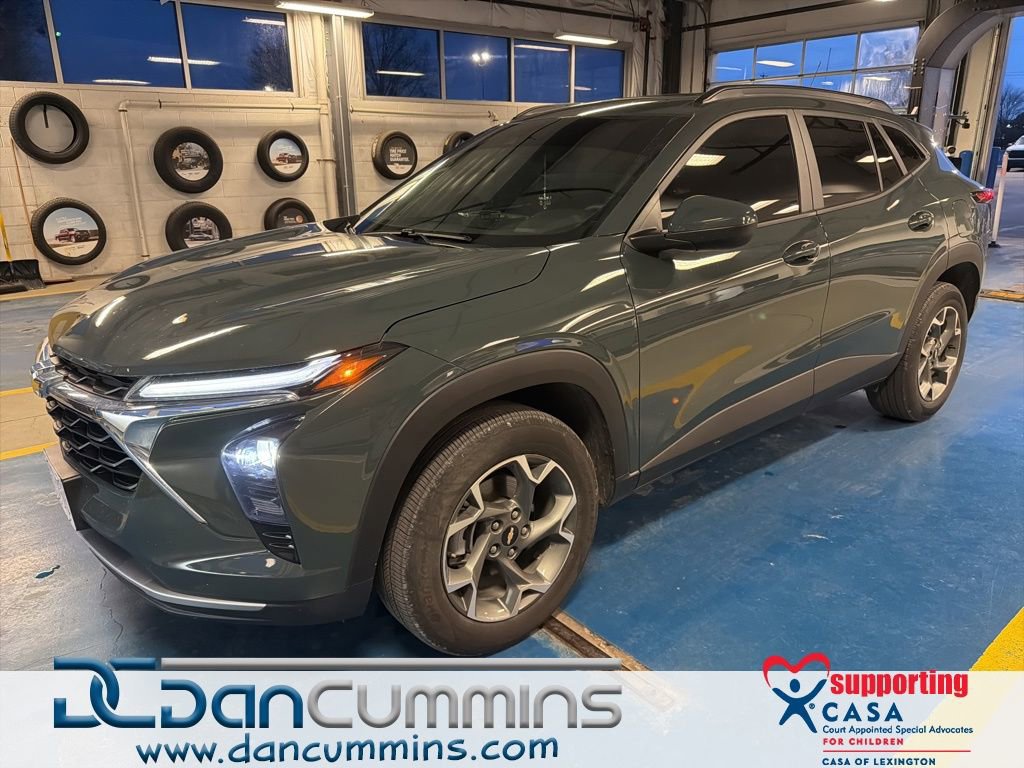 Used 2025 Chevrolet Trax LT w/ Sunroof Package image 1