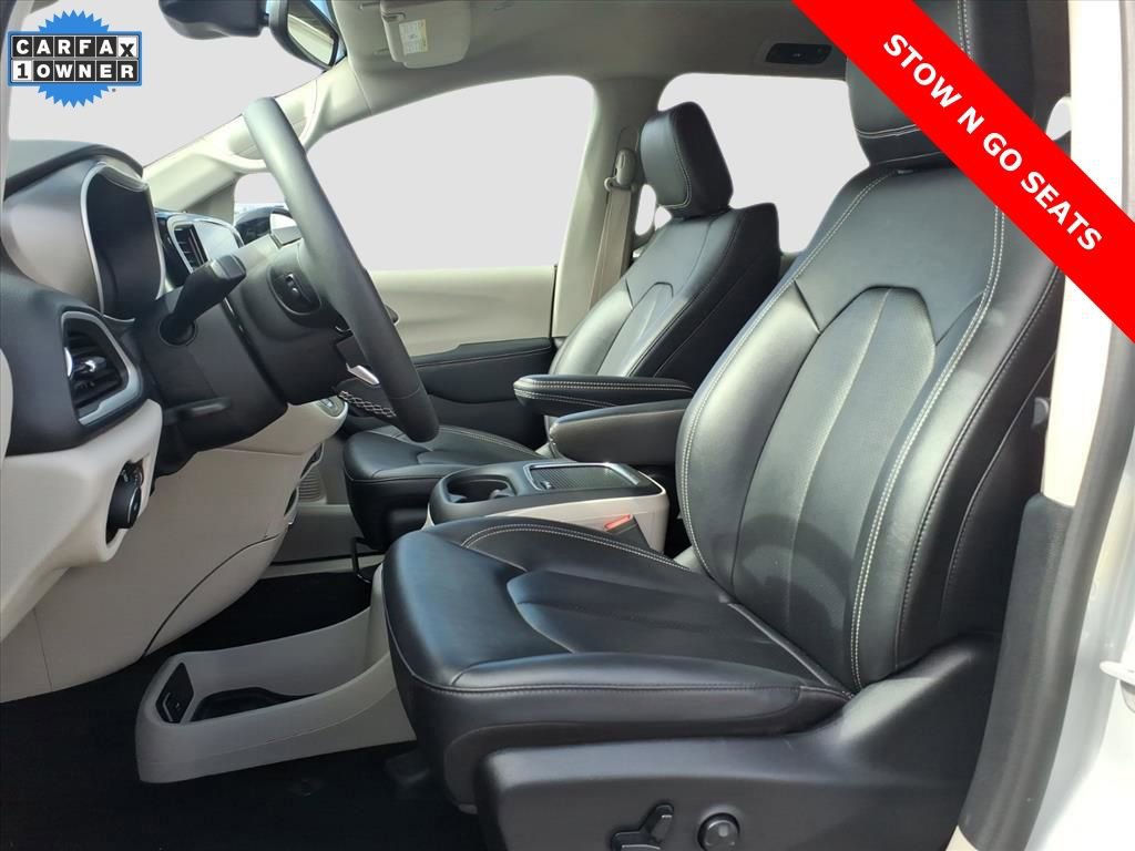 Used 2024 Chrysler Pacifica Touring-L image 15