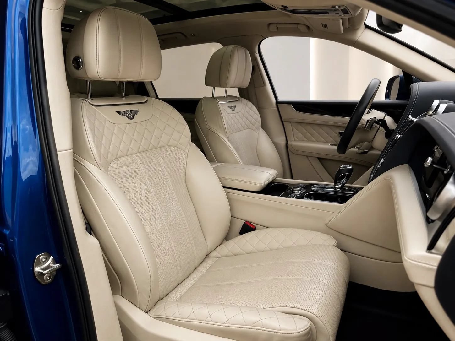 Used 2017 Bentley Bentayga AWD/4WD image 32