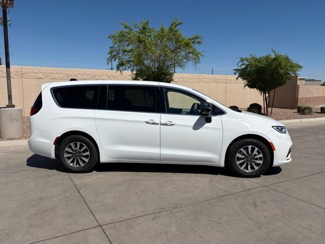 Certified 2024 Chrysler Pacifica Select image 3