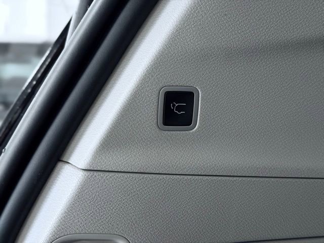 Used 2023 Chrysler Pacifica Touring-L FWD image 13