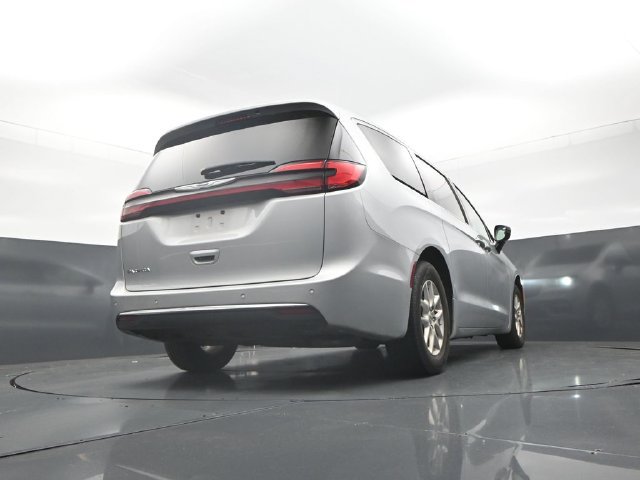Used 2024 Chrysler Pacifica Touring-L FWD image 41