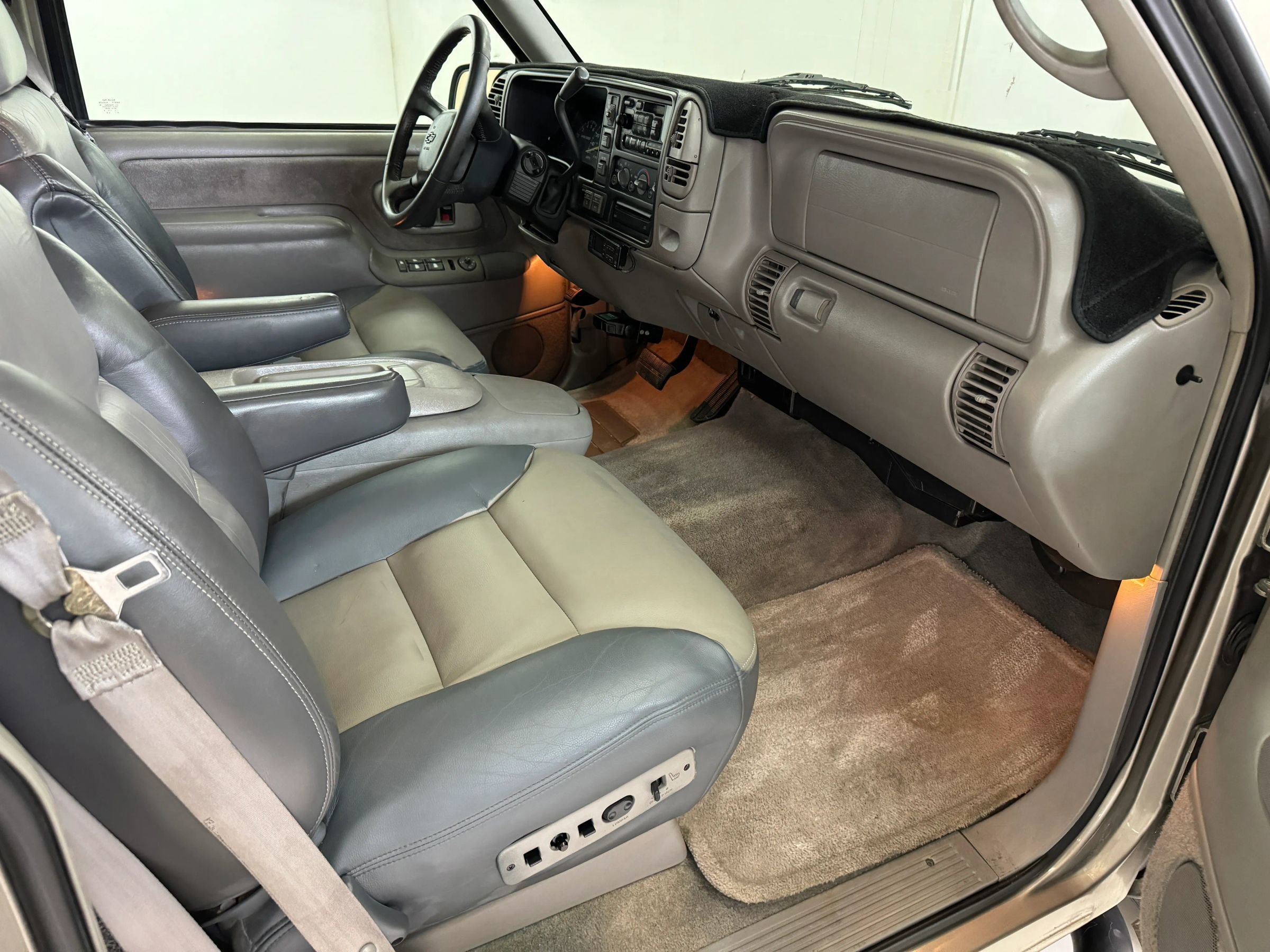 Used 2000 Chevrolet Tahoe Z71 w/ Comfort & Security Pkg AWD/4WD image 26