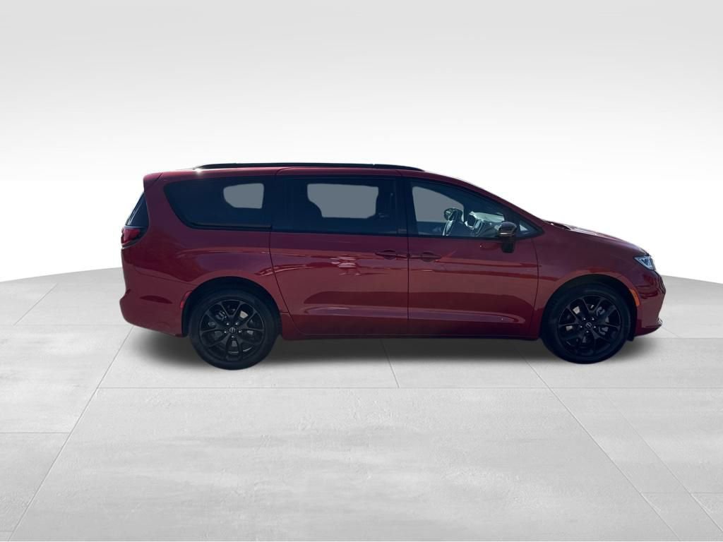 New 2026 Chrysler Pacifica Limited w/ Uconnect Theater Family Group image 6