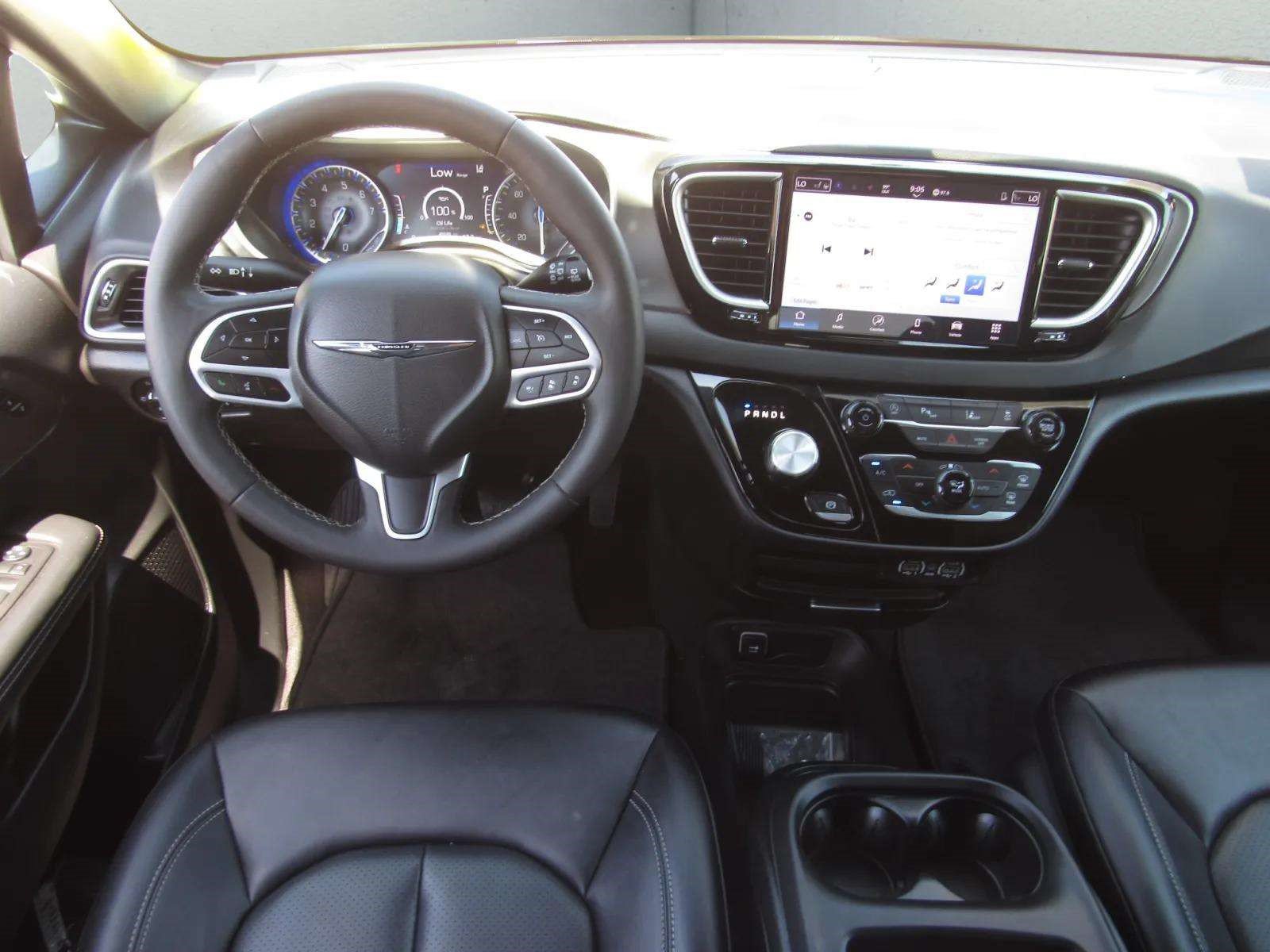 Used 2025 Chrysler Pacifica Select FWD image 18