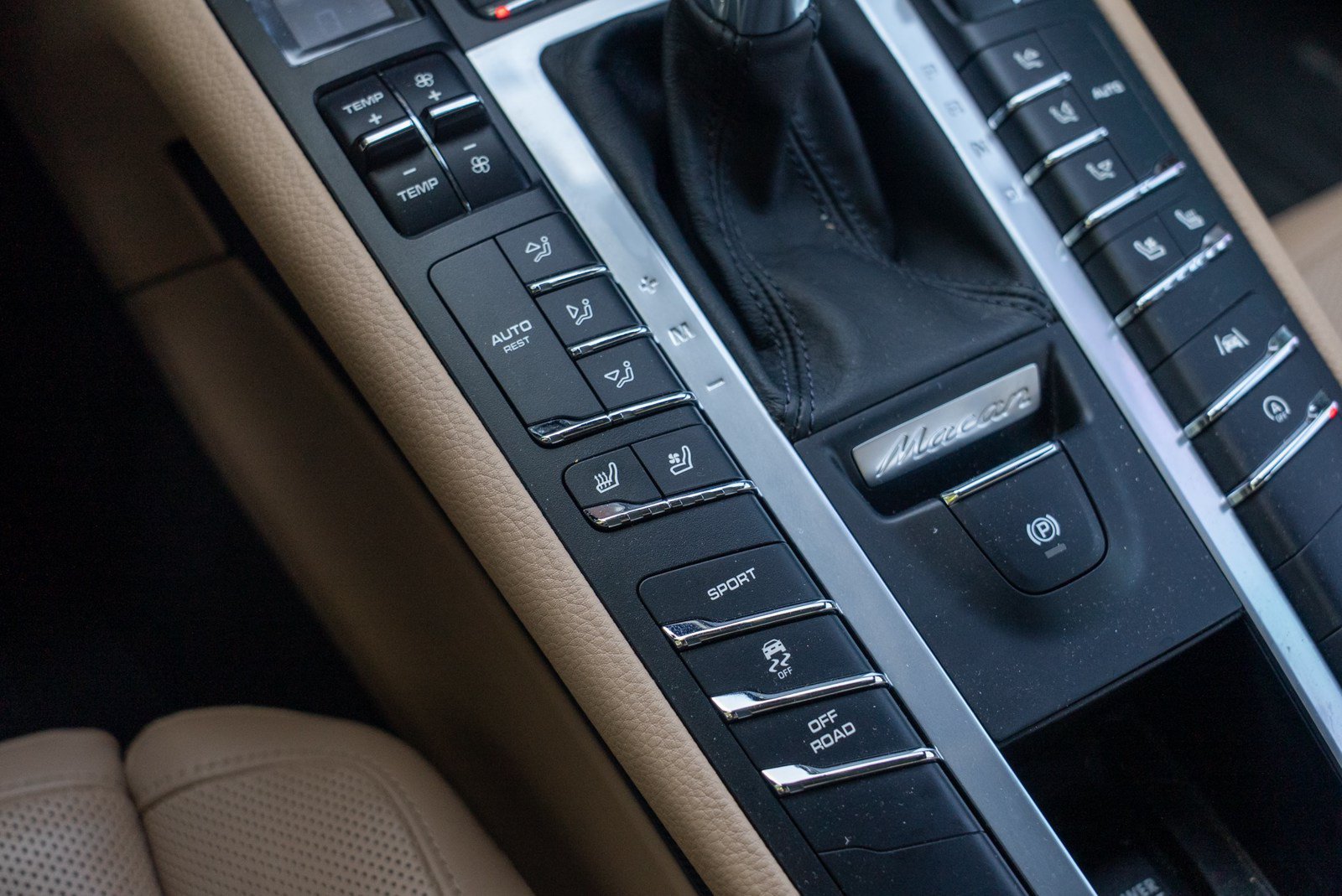 Certified 2021 Porsche Macan AWD/4WD image 33