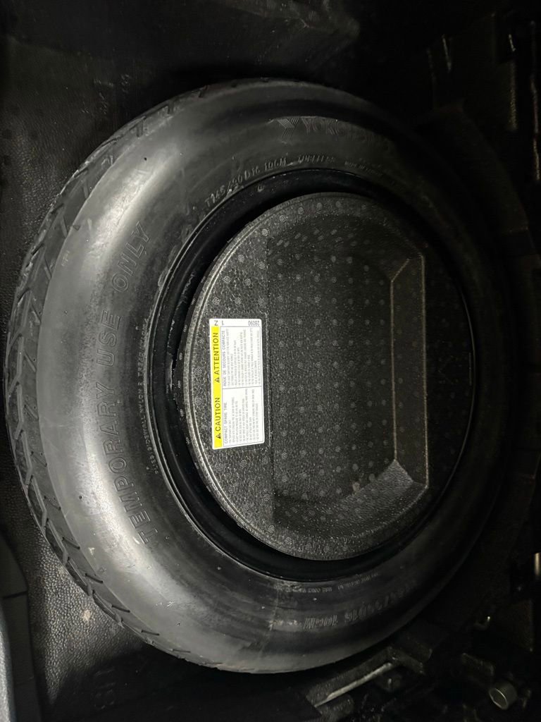 Used 2019 Toyota C-HR XLE FWD image 11