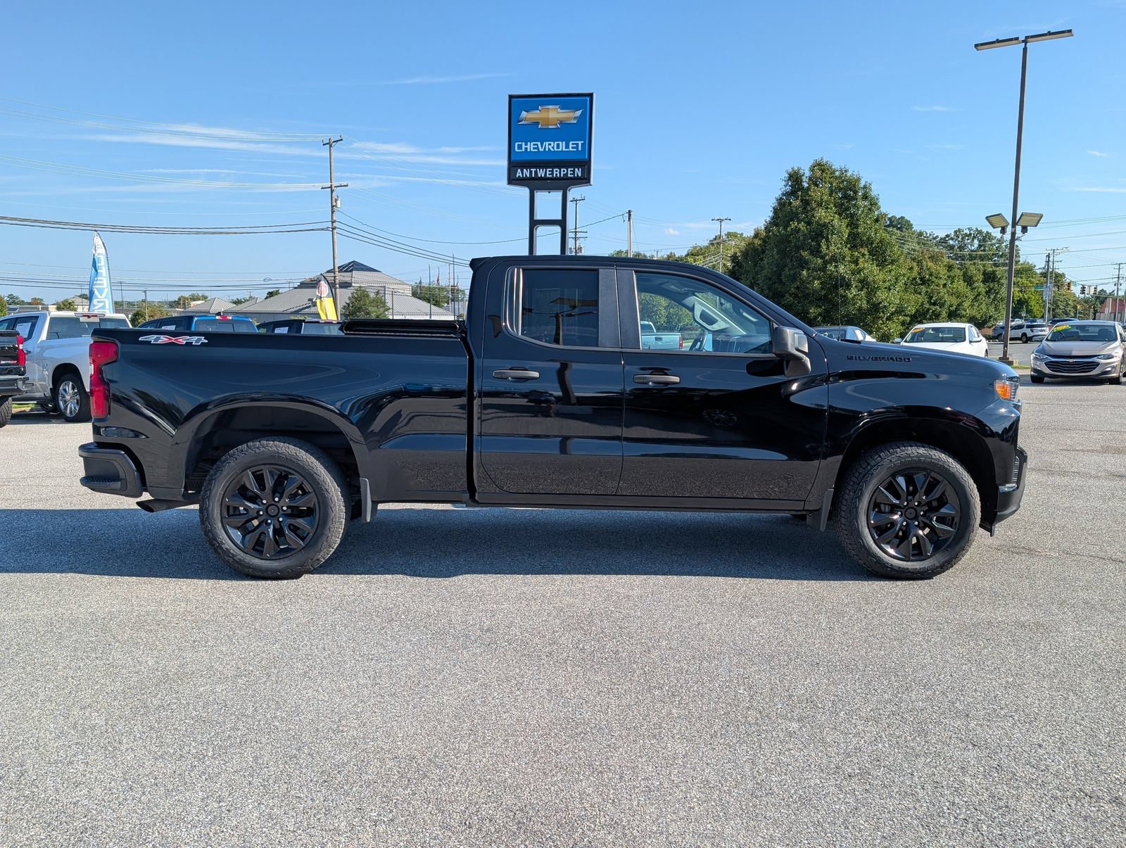 Used 2020 Chevrolet Silverado 1500 Custom w/ Custom Value Package AWD/4WD image 2