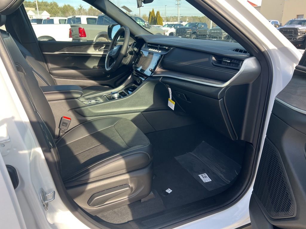 New 2026 Jeep Grand Cherokee Altitude image 11