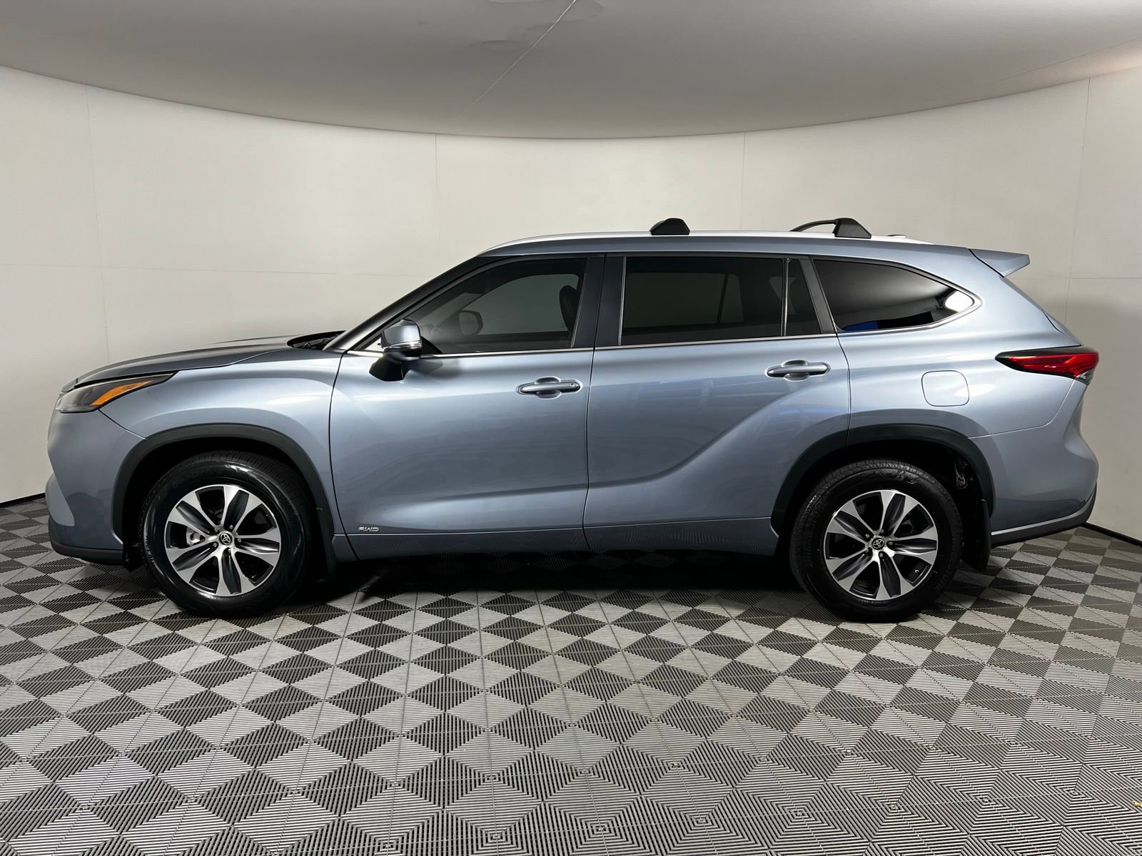 Certified 2023 Toyota Highlander XLE image 8