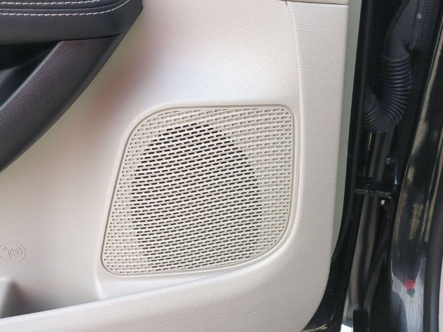 Used 2023 Chrysler Pacifica Touring-L FWD image 15