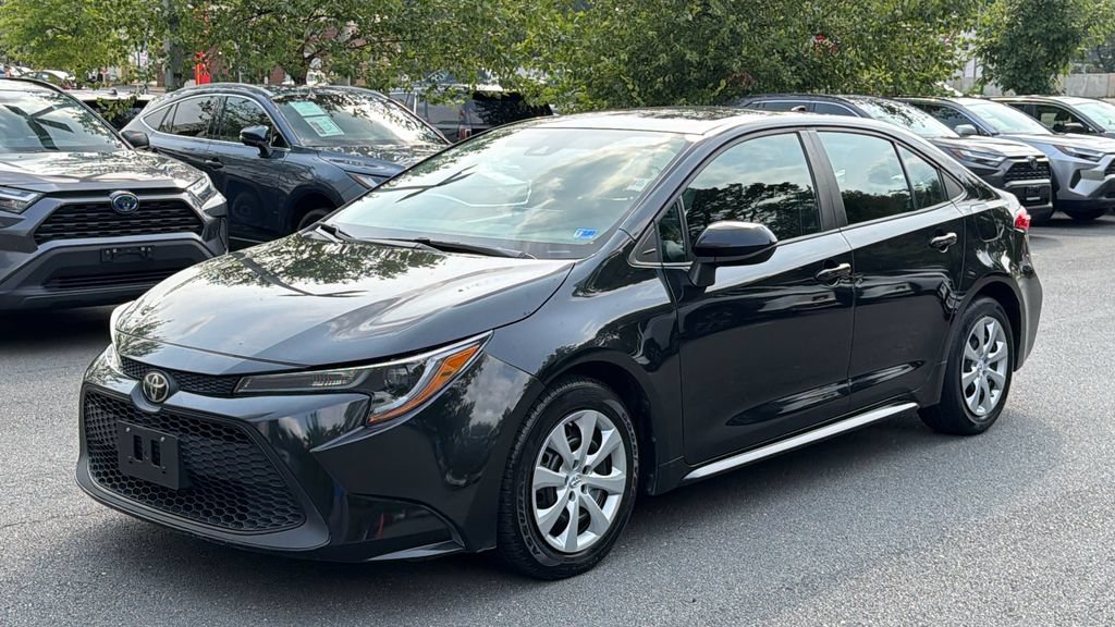 Used 2021 Toyota Corolla LE FWD image 2