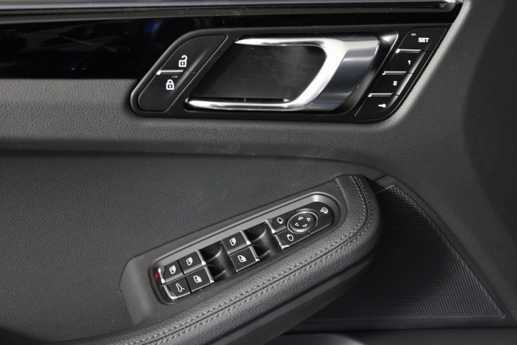 Used 2025 Porsche Macan image 17