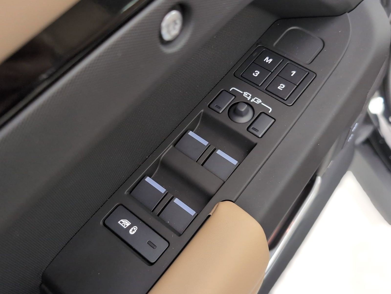 New 2025 Land Rover Defender 130 X-Dynamic SE AWD/4WD image 26