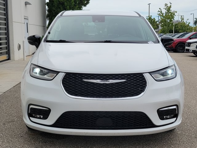 Used 2024 Chrysler Pacifica Touring-L FWD image 2