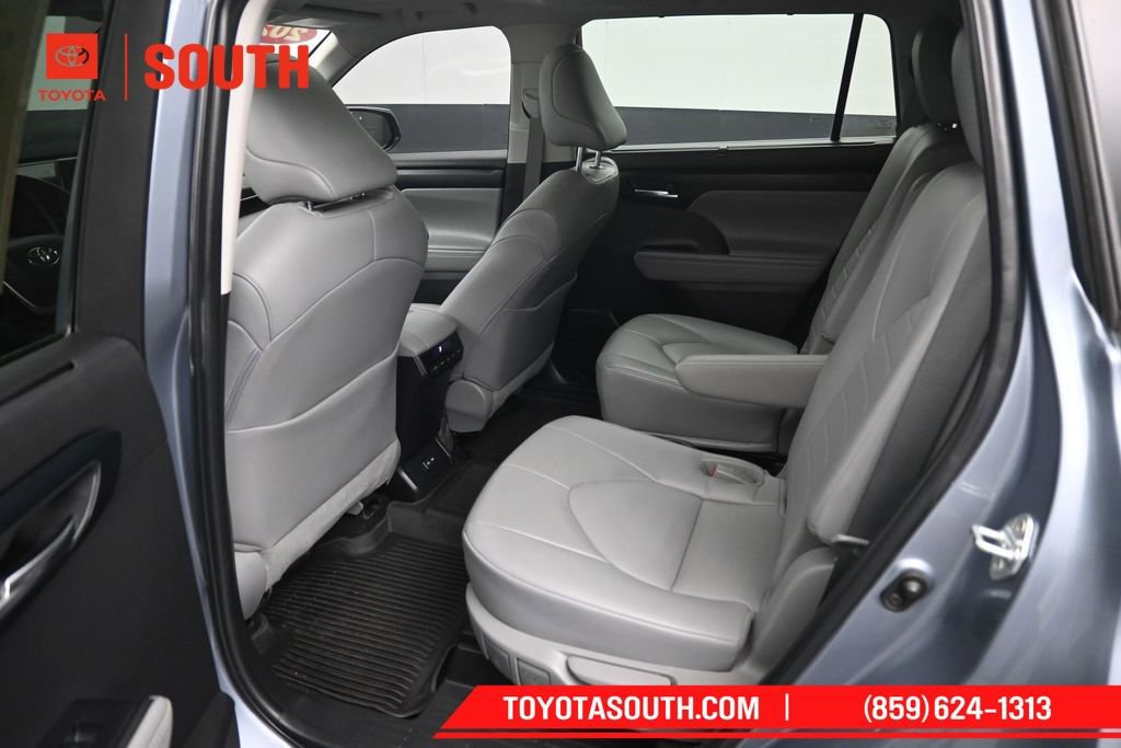 Used 2022 Toyota Highlander XLE AWD/4WD image 10