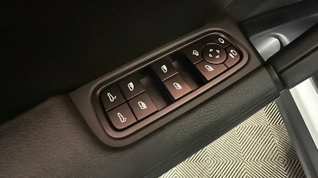 Used 2024 Porsche Cayenne AWD/4WD image 11