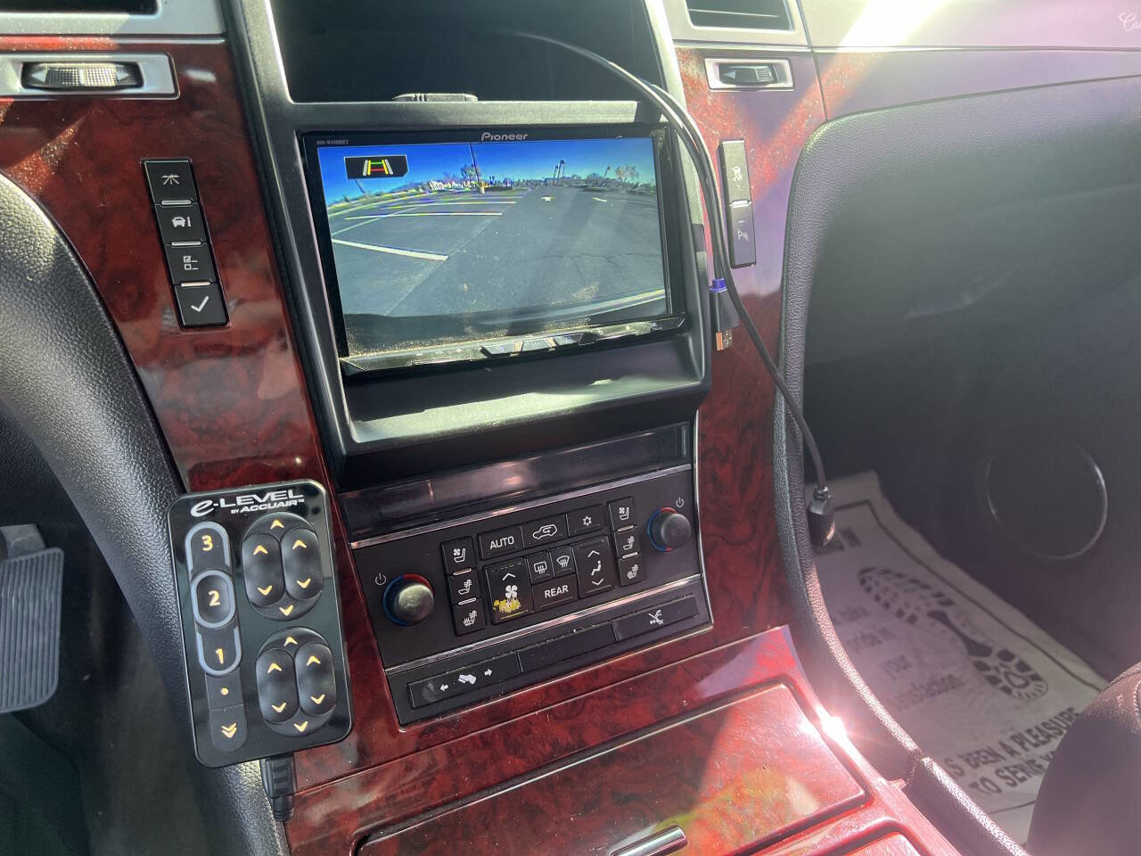 Used 2010 Cadillac Escalade Premium image 24