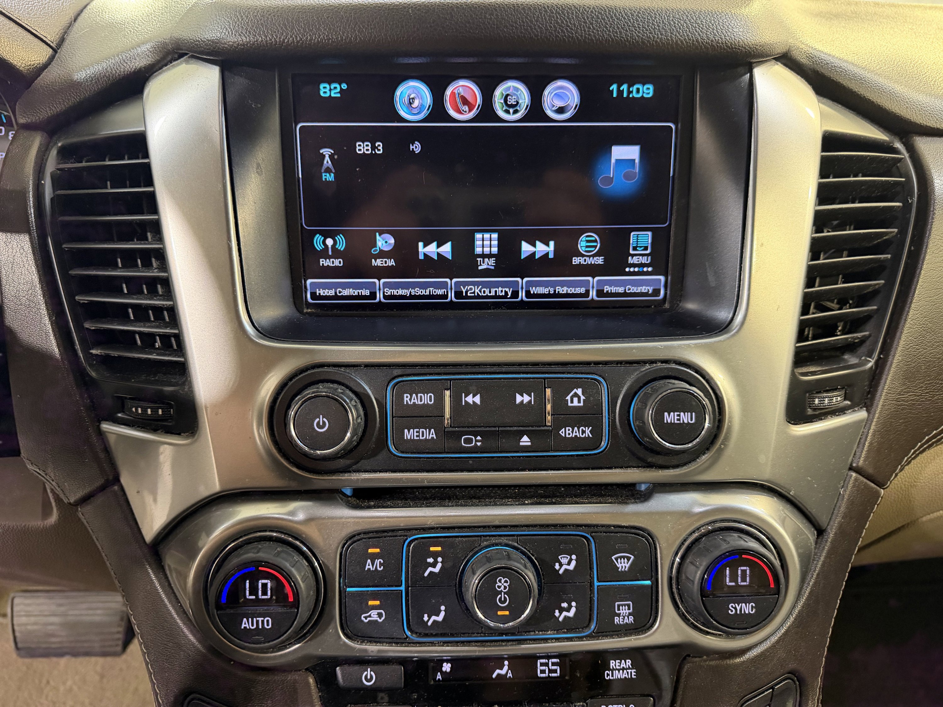Used 2018 Chevrolet Suburban LT RWD image 19