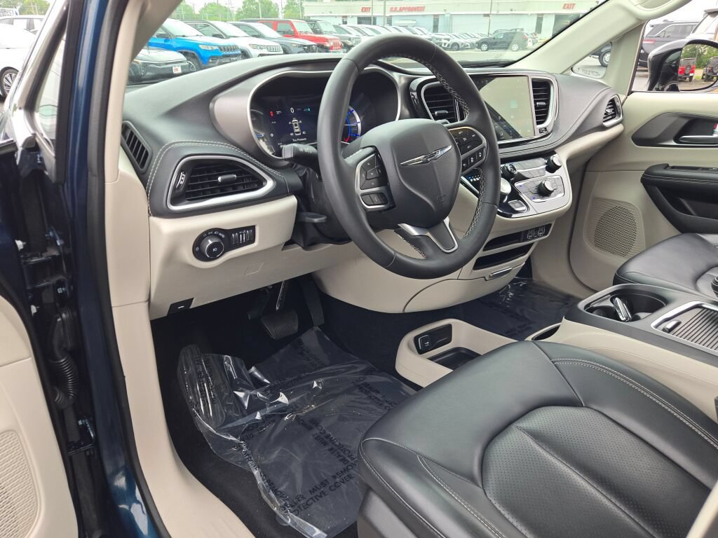 Certified 2024 Chrysler Pacifica Limited FWD image 13