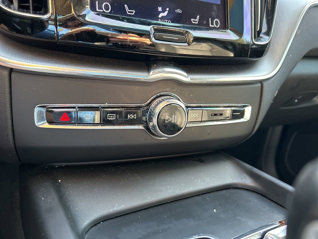 Used 2020 Volvo XC60 T5 Momentum image 35
