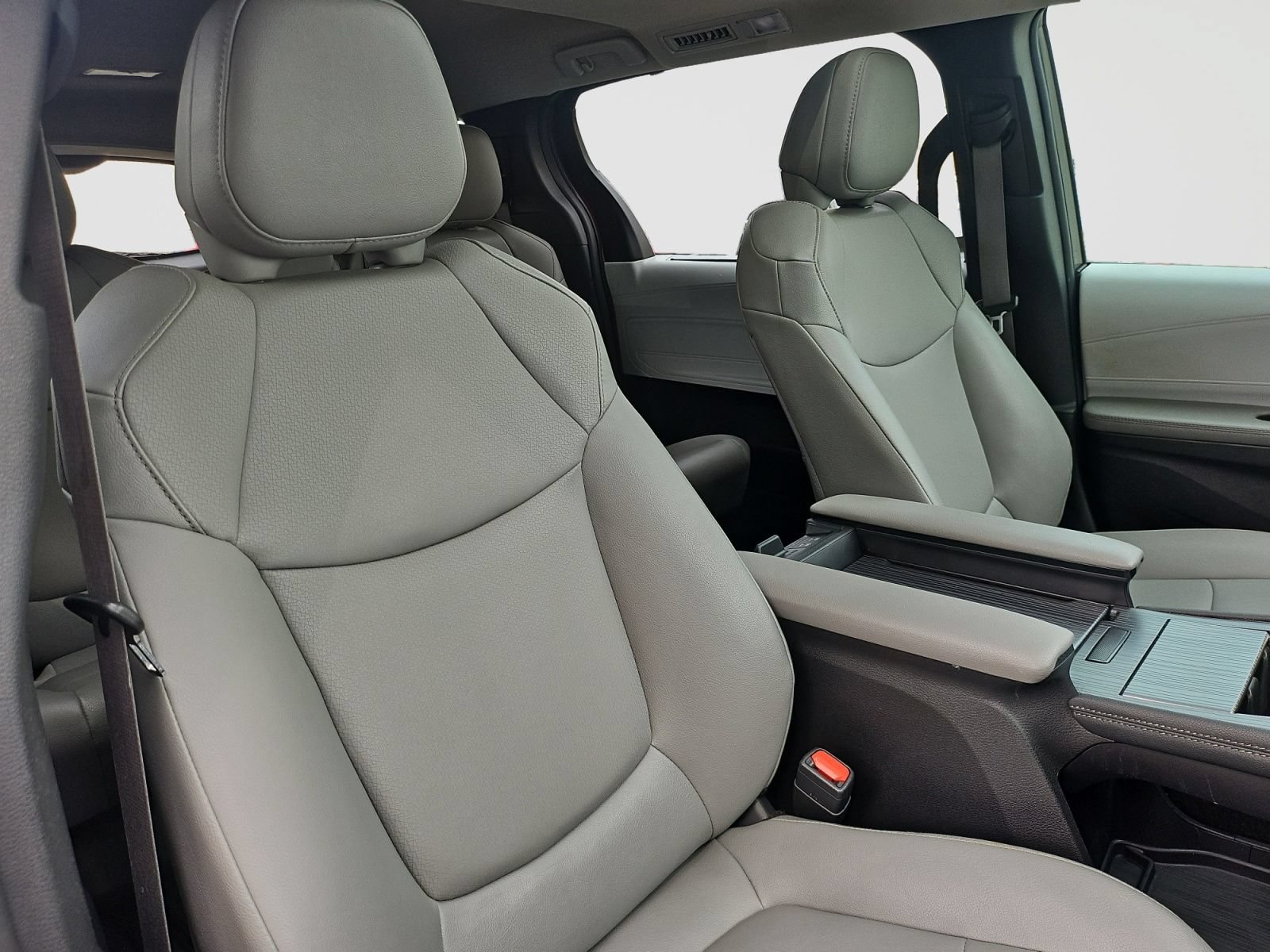 Used 2025 Toyota Sienna XLE FWD image 18