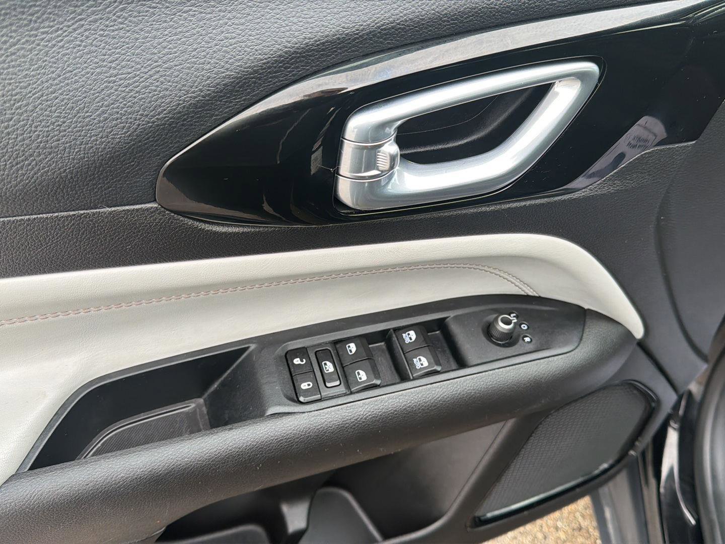 Used 2025 Jeep Compass Limited image 14