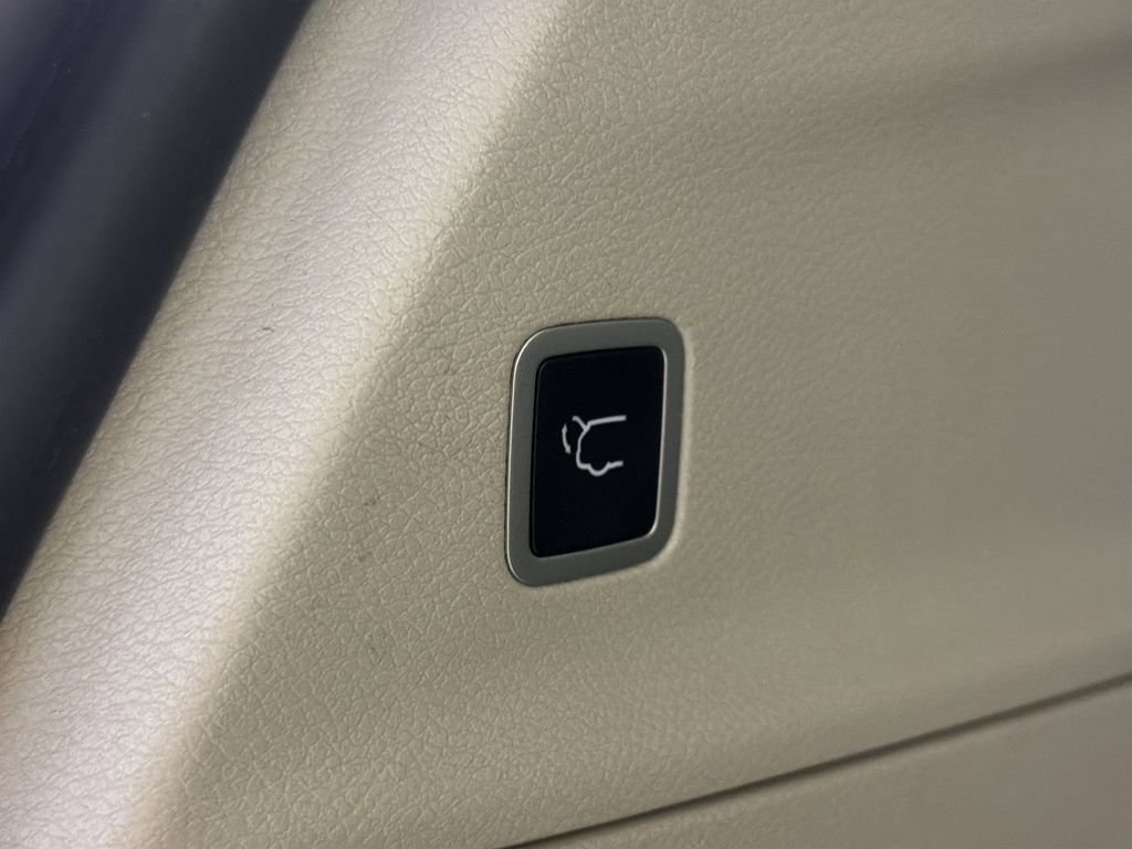 Used 2024 Chrysler Pacifica Touring-L image 11